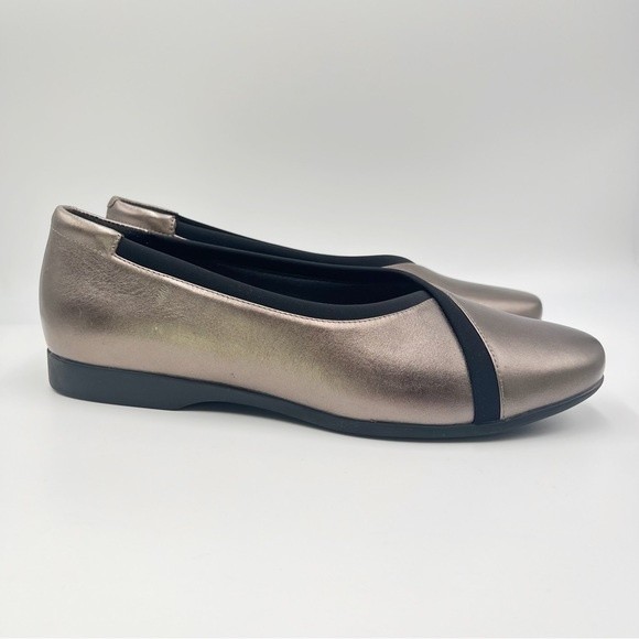 Clarks Women's Un Darcey Ease 2 Pebble Metallic Leather Ballet Flats Shoes 11 - Picture 2 of 12
